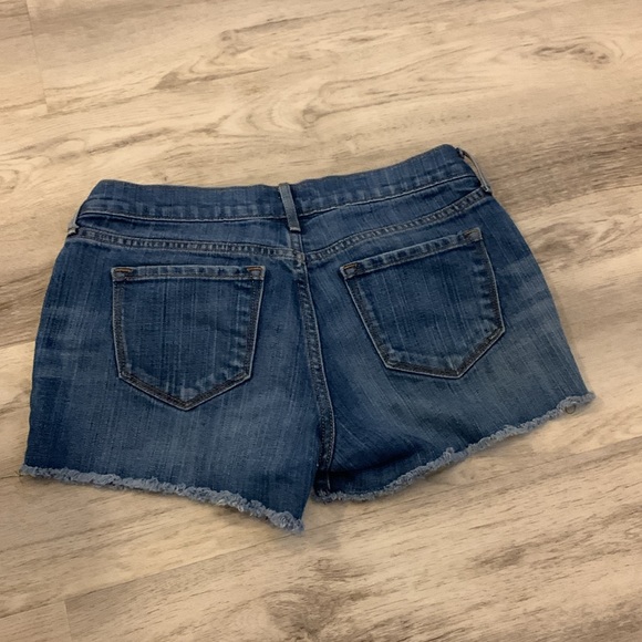 Super cute 🥰 frayed jeans shorts by Old Navy size 2 - Picture 3 of 3